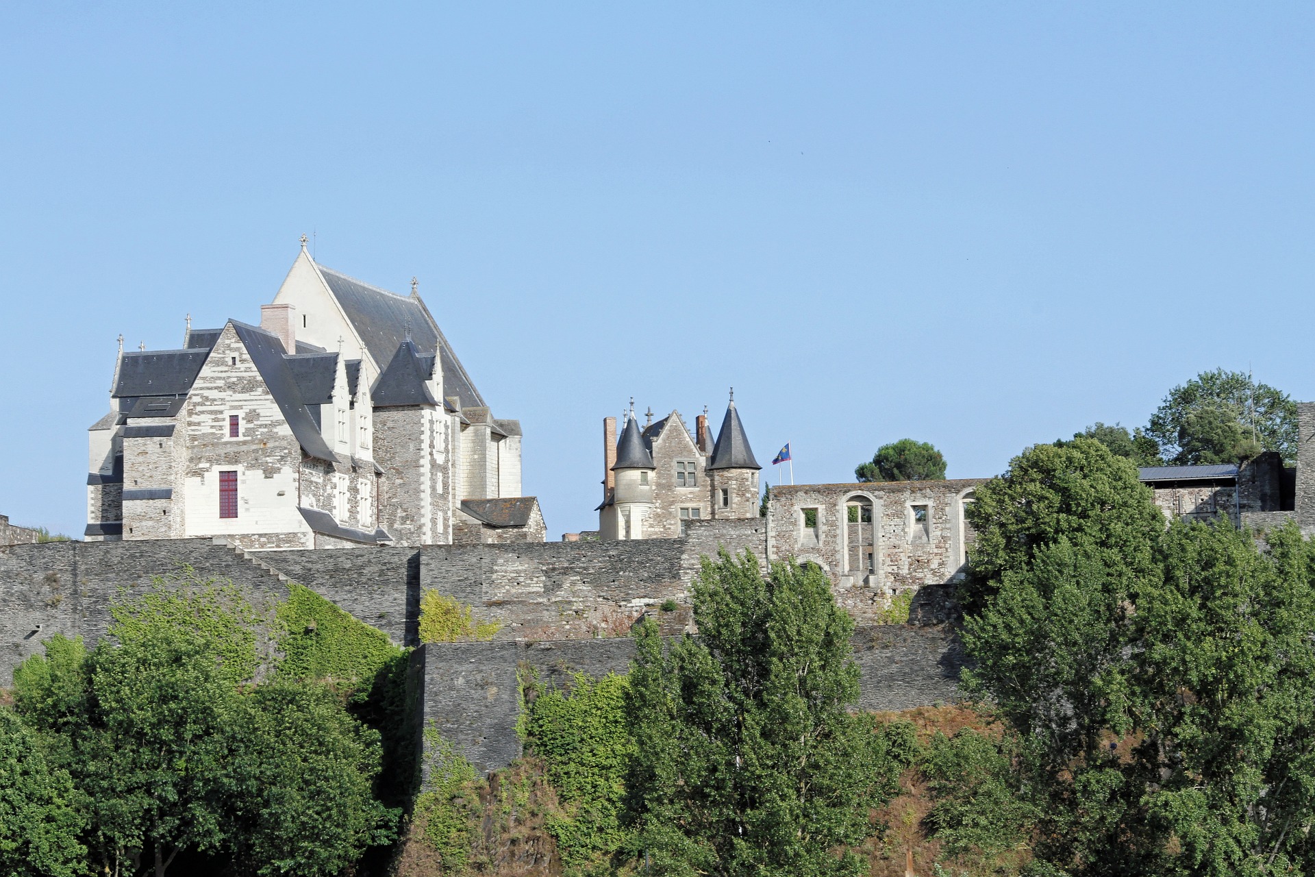 Анже. Замок Анже Франция. Chateau d'Angers замок. Город Anger Франция. Замок Кинель во Франции.